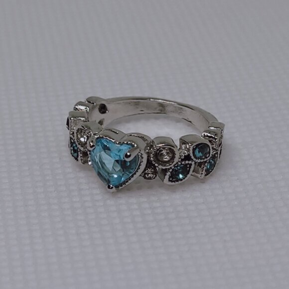 6 | NWOT | Sea Blue Cubic Zirconia Heart Pavé Leaf Ring - Picture 1 of 2